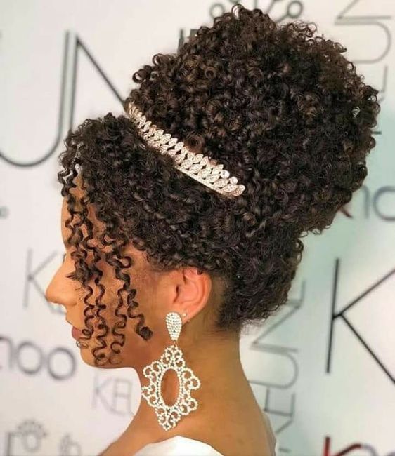 Noiva com cabelo crespo: qual tipo de penteado prefere? 2