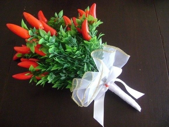 Seria um buquê natural com algumas pimentas e rosas vermelhas