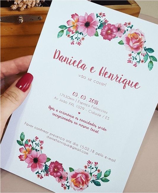 É um convite mais moderninho, mas ele não passa uma mensagem para ir bem elegante e sim um trajes es