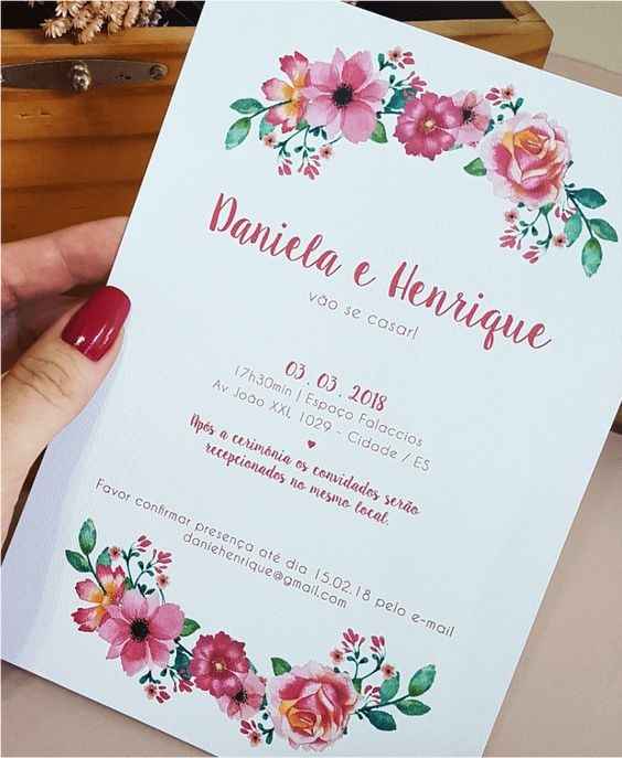 É um convite mais moderninho, mas ele não passa uma mensagem para ir bem elegante e sim um trajes es