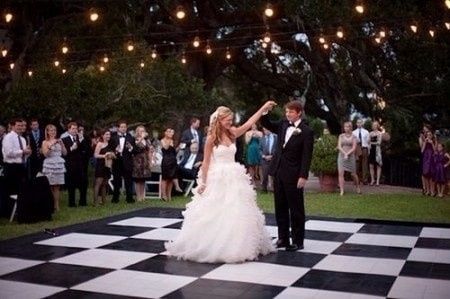 A pista de dança - no meu casamento também não terá, mas acho que essa é ótima, deixa todo mundo à v