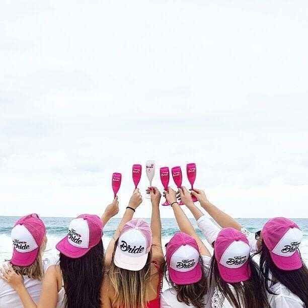 Bonés e taças pra brindar na praia