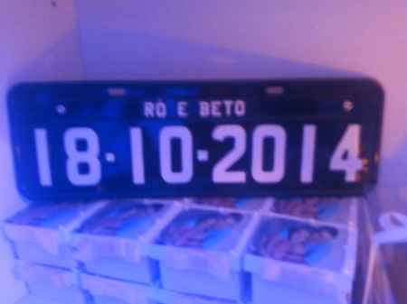 Placa do carro dos noivos e lembrancinhas