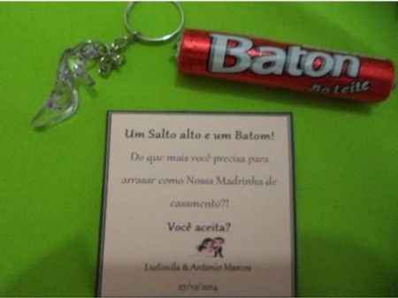 Um salto alto e um baton!