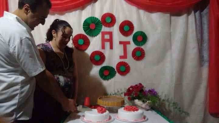 Pra decoração eu usei TNT branco, vermelho e verde e também fiz esses detalhes em papel: