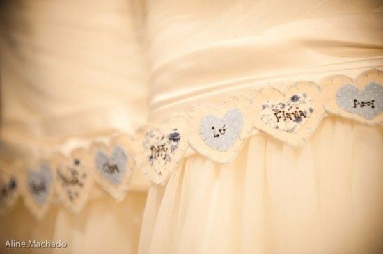 Nomes das solteiras na barra do vestido da noiva