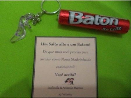 Um salto alto e um baton!
