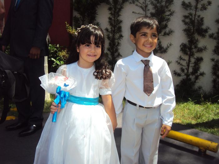 O casal"zinho" que precedeu a noiva!