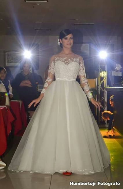 Vestido rendado e de manga cumprida , alguma noivinha com esse gosto? - 1
