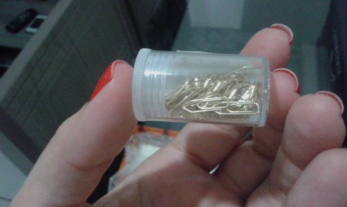 mini clips dourados para anexar os convitinhos