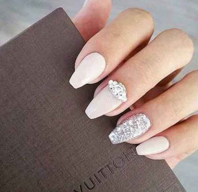  Qual melhor cor para as unhas - Tradicional (renda, francesinha) ou colorida... - 1