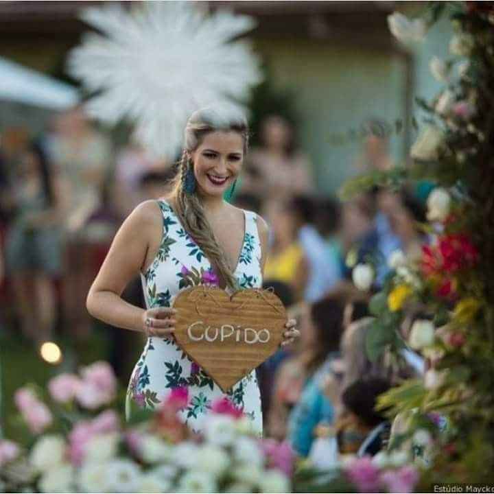 assim noivinha, fica bem legal. No meu caso minha pastora que ia entrar com plaquinha. Eu amei essa 