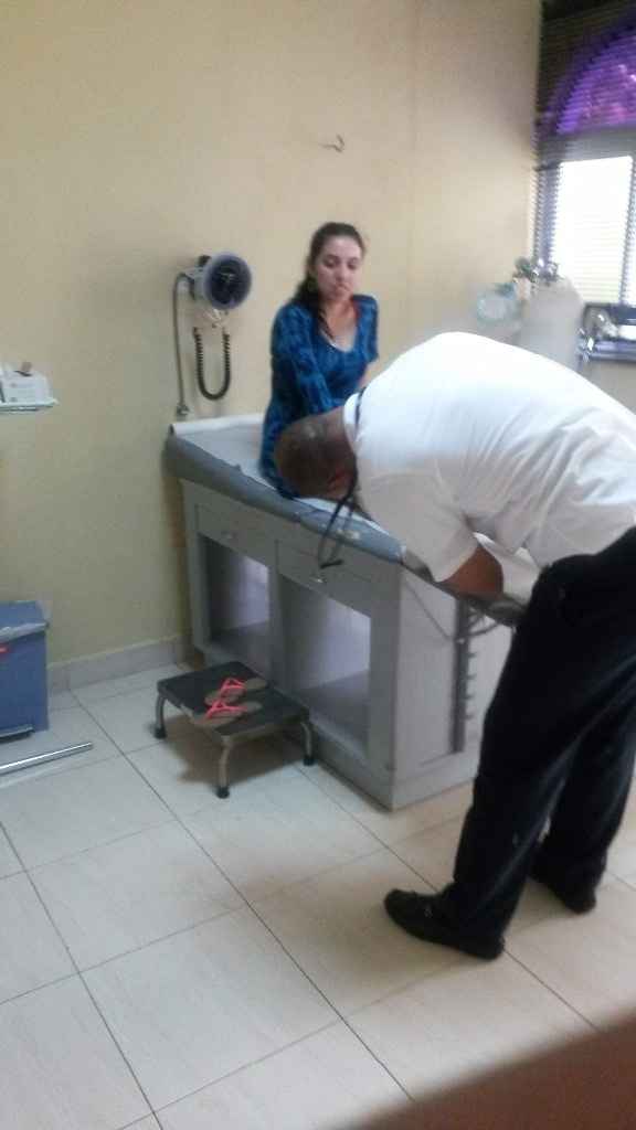 Fui parar no ambulatório com o pé cheeeeio de bolhas inflamadas por causa do sapato do casório... kk