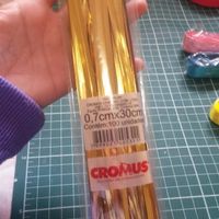 Não sei como chama isso gente... É tipo aqueles araminhos de fechar embalagens, mas esse é colorido