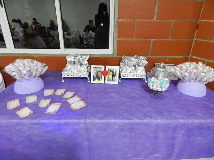 Mesa com lembrancinhas, doces e recadinhos para os noivos