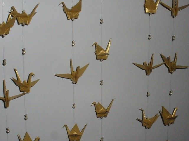 Cortinha de tsurus atras da meda do bolo opção 2