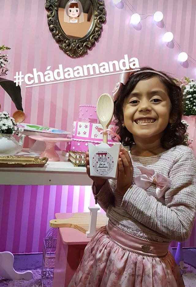 Sobrinha com a lembrancinha
