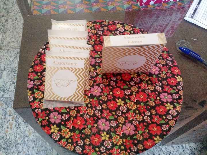 Absorventes em papel adesivo e caixinha para absorvente interno