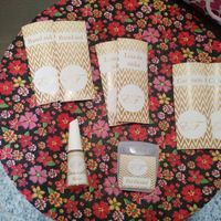 Lixa, band aid, e cotonetes em recipientes iguais. Base em papel adesivo. Fio dental em papel adesiv