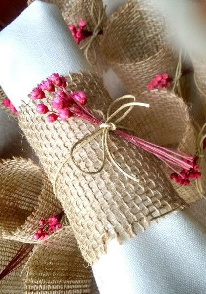 Porta guardanapo...esse so usaram essas flores para enfeite e embaixo usaram junta
