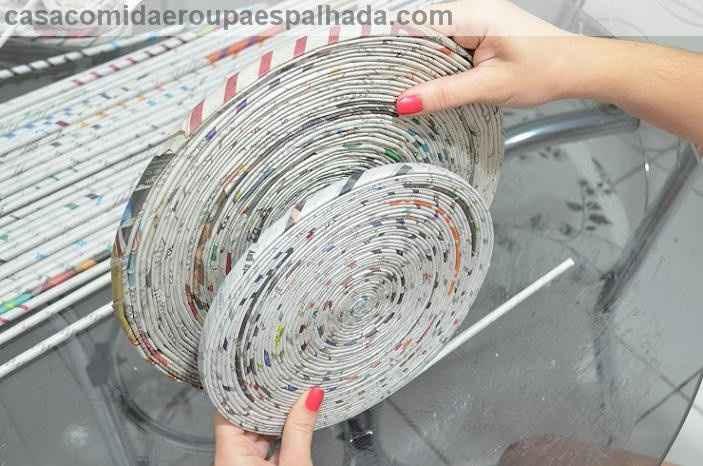 Esse sousplat é feito com jornal,pinta ou coloca tecido por cima...