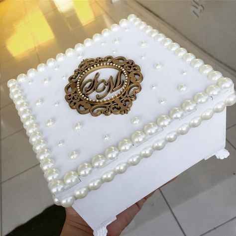 Caixa de mdf clássica...essa foi pintada,e tambem teve aplicações de perolas com brasão de mdf