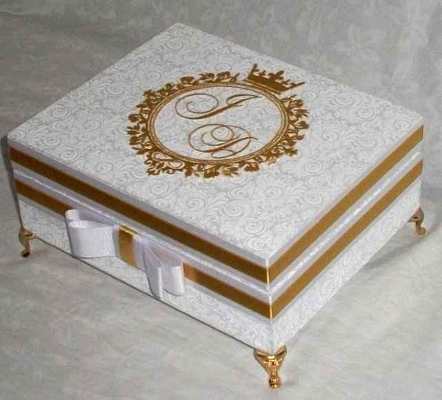 Caixa clássica....com guardanapo(de artesanato),fita dourada,laço channel branco,pés dourado,e brasã