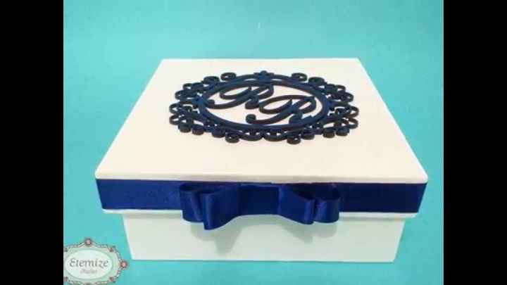 Caixa clássica....pintada,brasao em mdf e laço channel azul