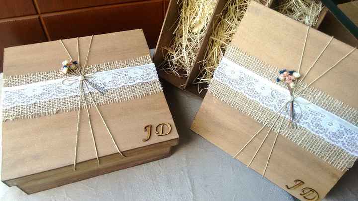 Caixa rústica....com verniz,junta,renda,barbante(acho) e uma florzinha pra decorar