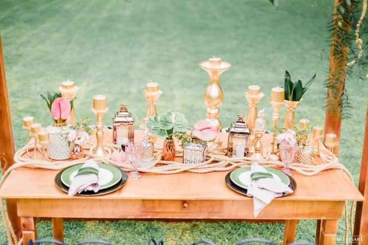 decoração da mesa dos noivos