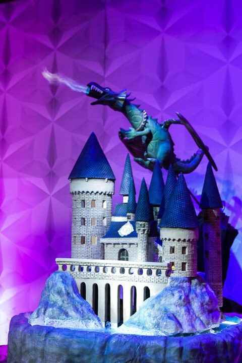 2) Bolo em forma de castelo com um dragao no topo