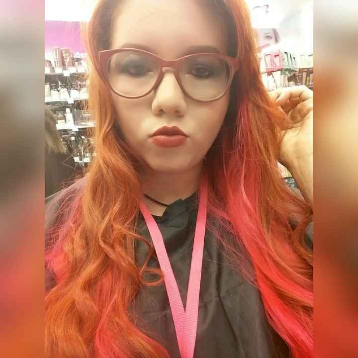 Esta sou eu de óculos e maquiada. Apenas não estou mais ruiva