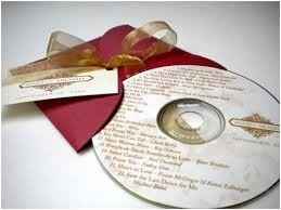 Um CD com as musicas da festa ou com as musicas do casal