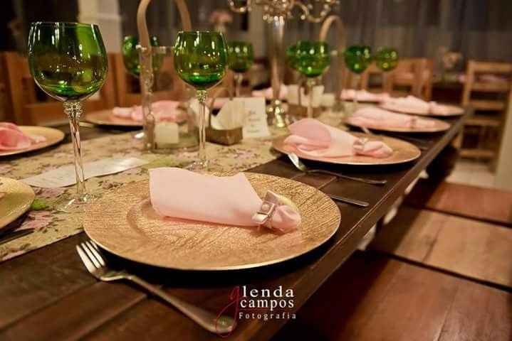 Decoração da mesa em tons de rosa 