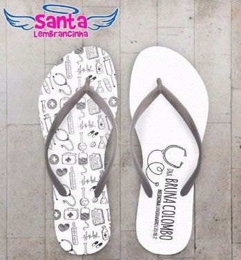 Chinelo para todo mundo, afinal, andar na areia de salto, não rola :)