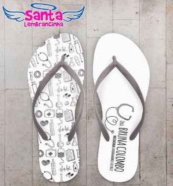 Chinelo para todo mundo, afinal, andar na areia de salto, não rola :)
