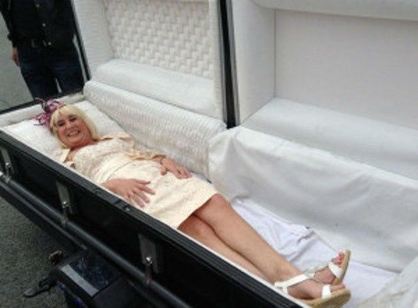 Noiva chega ao casamento dentro de um caixão!