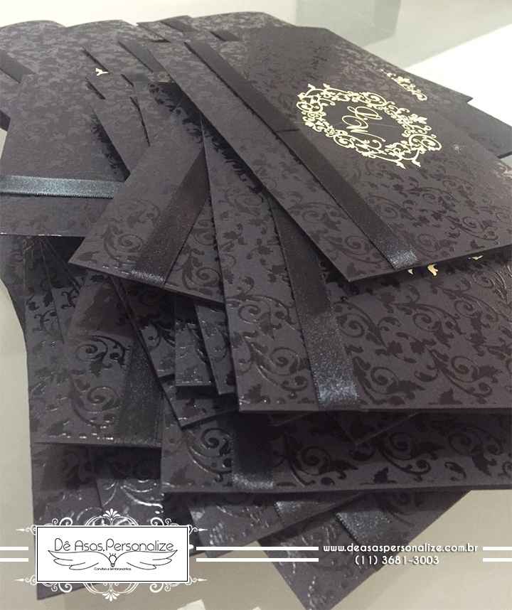 2. Convite em arabesco preto.