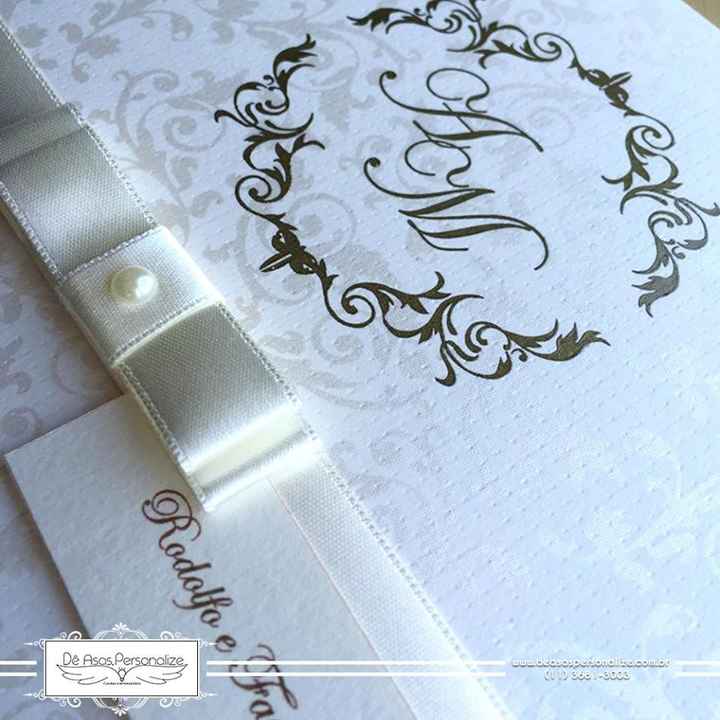 3. Convite em arabesco branco.