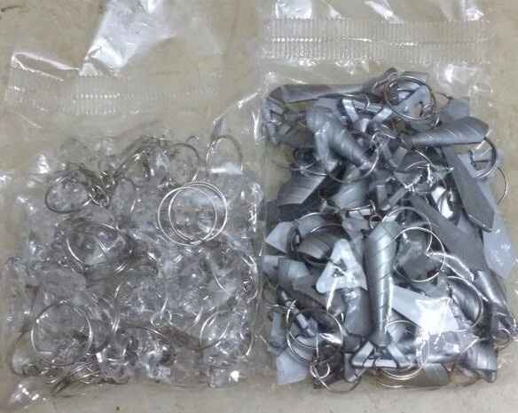 Chaveiros de sapatinhos com strass 50un - R$ 13,00 e chaveiros de gravatinhas 50un - 12,00