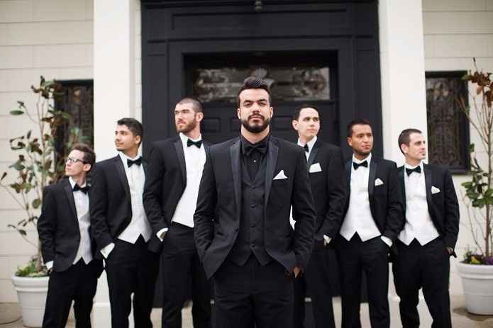 Noivo all black com padrinhos