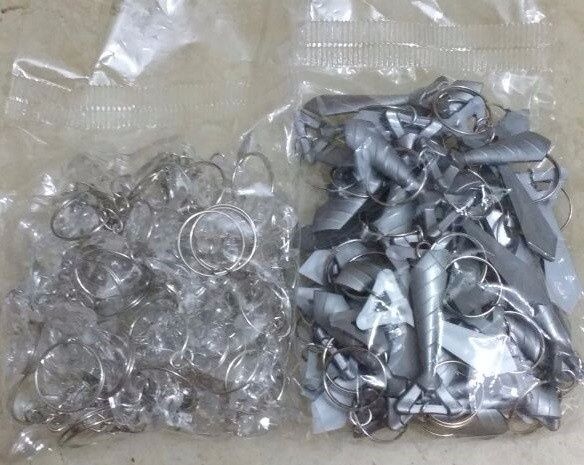 Chaveiros de sapatinhos com strass 50un - R&dollar; 13,00 e chaveiros de gravatinhas 50un - 12,00