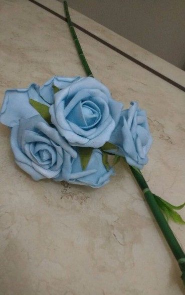 Rosas em E.V.A. azuis - R&dollar; 4,80 o buque e caule artificial de bamboo (para segurar a xícara no ar) -