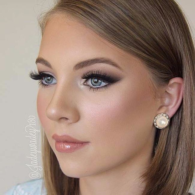 Make natural com delineado e cílios