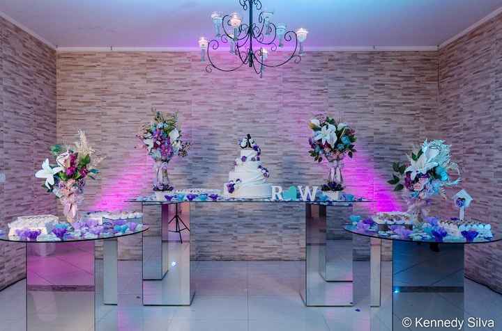 Na decoração escolhi os tons tiffany lilás e roxo