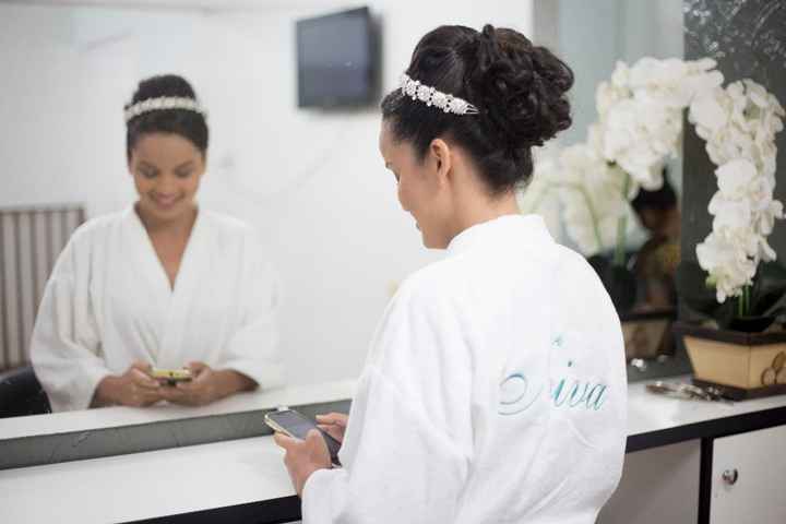 Por ser muito quente na minha cidade, optei por um penteado preso: coque com moicano.