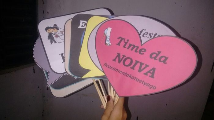 Meus diy.. plaquinhas para fotos, a lembrancinha, essas garrafas ainda não sei bem onde colocar e os
