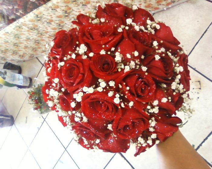 Vemelho com detalhes de gipsofila