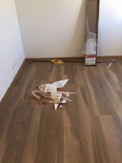 Piso da sala era todo em cerâmica, aqui da pra ver os rodapés como ficaram