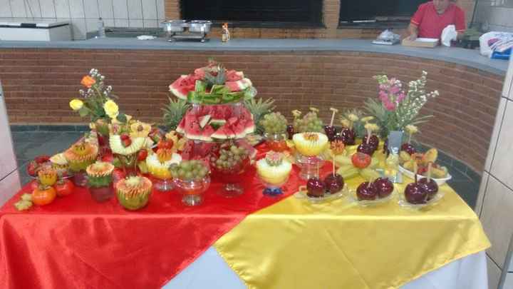 Tem assim, bem mais simples, e ainda tem maçã do amor, e as frutas cortadinhas.